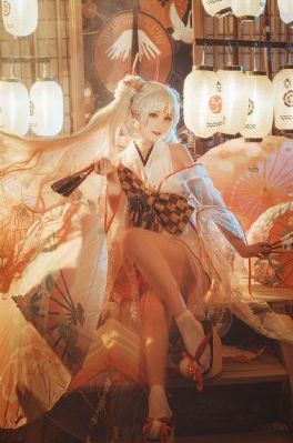他揉捏她两乳不停呻吟