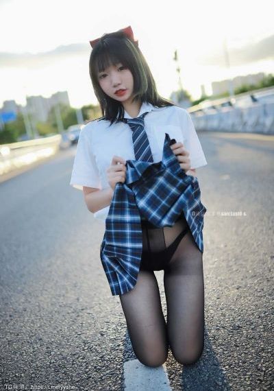 龙纹身的女孩
